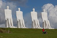 Mennesket ved Havet  »Der Mensch am Meer« (dänisch Mennesket ved Havet) ist eine neun Meter hohe Skulpturengruppe aus weißem Beton, die 1994 von Svend Wiig Hansen geschaffen wurde und längst ein Wahrzeichen von Esbjerg wurde. Sie stehen direkt an der Küste. Bei gutem Wetter sollen die Figuren von See aus noch in zehn Kilometern Entfernung gesehen werden können. Die Statuen sind an ägyptische Vorbilder angelehnt  (8. September 2011).