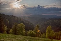 Schwarzwaldhöhen  Zu einer der schönsten deutschen Landschaften gehört meiner Meinung nach der Schwarzwald. Von der Höhenstraße ergeben sich zahllose unbeschreibliche Eindrücke dieses dicht bewaldeten Mittelgebirges. Am Abend des 10. Mai 2016 konnten wir bei Waldau - zwischen Triberg und Hinterzarten - beobachten, wie sich eine Wolkenfront vor die tiefstehende Sonne schob. : a - Aufnahmeort, a Deutschland, ao Titisee-Neustadt-Waldau