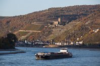 Warum ist es am Rhein so schön?  Die Frage kann ich natürlich auch nicht so ganz genau beantworten. Aber wenn man den vorbeifahrenden Schiffen, den beschaulichen historischen Orten und den geschichtsträchtigen Burgen am Mittelrhein etwas abgewinnen kann, dann beantwortet sie sich dem Einen oder Anderen von selbst (Kaub, 25. Oktober 2009).