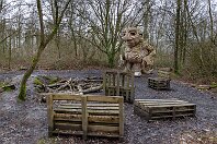 051 Little Nora  Nora hat in den vergangenen fünf Jahren etwas gelitten – die Skulptur ist noch intakt, aber der Schlitten mit dem Material, das Nora an einem Seil durch den Wald zieht, ist es heute leider nicht mehr. Stattdessen haben sich einige Paletten rund um den Troll angesammelt – als Sitzgelegenheit für die Besucher vom Tomorrowland?  Fotos vom 10. Februar 2024. : K Thomas Dambo, Troll 051 - Nora, a Belgien, ao Boom